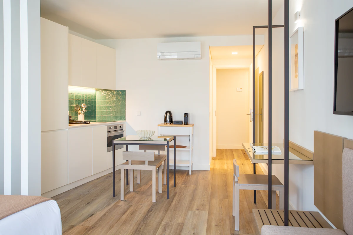 Studio com cozinha americana e mesa para duas pessoas