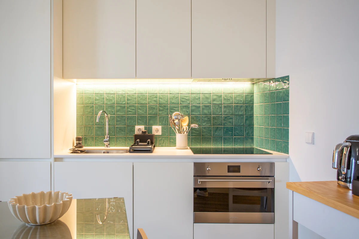 Cozinha compacta planejada com revestimento verde