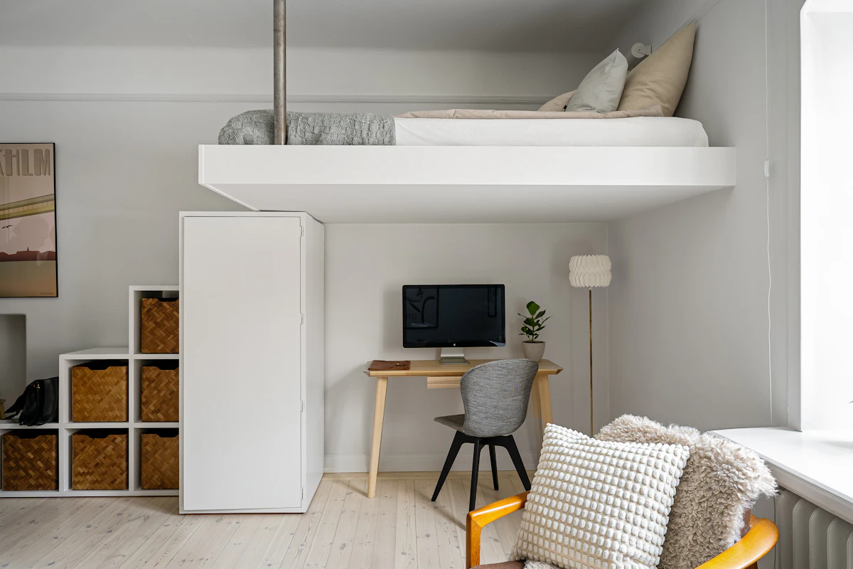 Studio com cama suspensa e escritório embaixo
